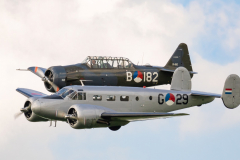 Beechcraft D18S (G-29) en Harvard IIb (B-182)