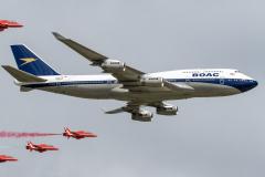 Boeing 747-436 (in BOAC colors) with The Red Arrows